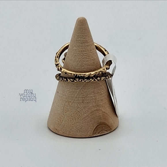 NWT Gold & White Stone Flower Vintage Inspired Ring Set in Chiseled Cutout Band - Picture 3 of 8